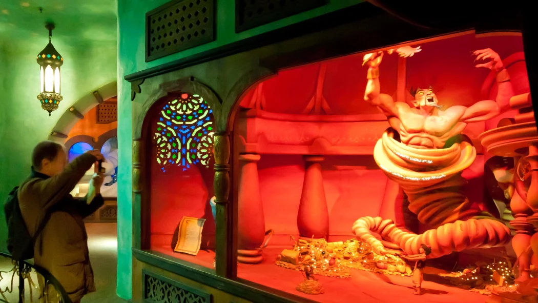 Scene from Aladdin’s walkthrough attraction at Disneyland Paris showing Genie with treasure
