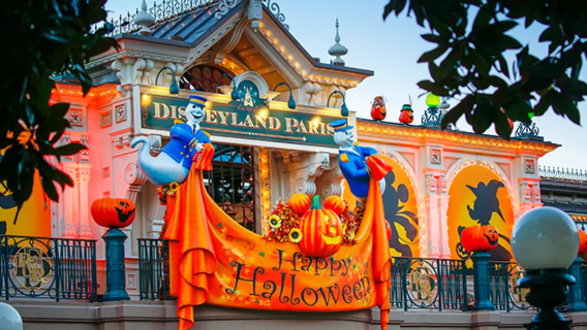 Disneyland Paris entrance decorated with pumpkins and a Happy Halloween banner